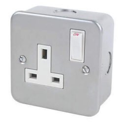 13A-Metallic-switched-socket
